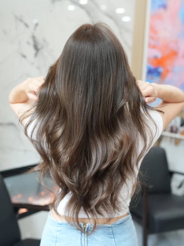 Natural brown, no bleach needed 🤎✨A soft, rich brown achieved using toner only — perfect for refreshing your colour, adding shine, and creating a more polished, dimensional finish without lightening the hair.Stylist: Zena (@hairbyzena_to)📍Art Gallery Location#KoreanHairSalon #TorontoHairSalon #BrownHair #NaturalBrown #HairToner #NoBleachHair #TorontoHairstylist